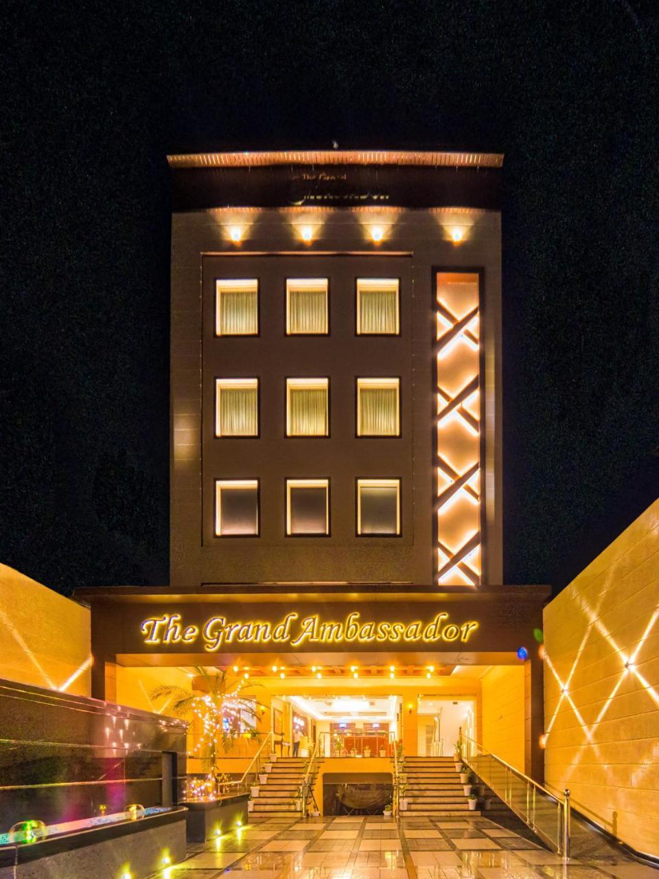The Grand Ambassador Hotel Phagwāra Buitenkant foto